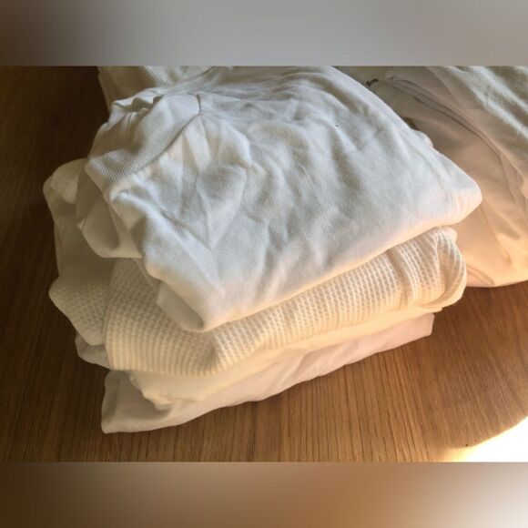 📳 17 White Tops - Picture 2 of 3